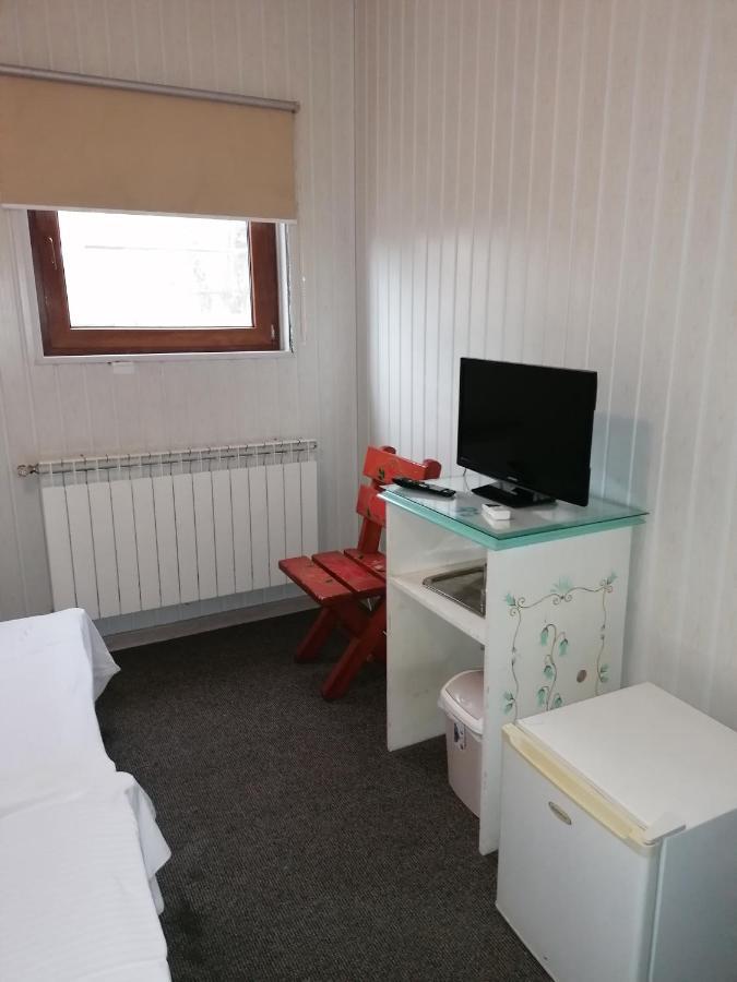 Hotel Casa Romaneasca Otopeni Bagian luar foto